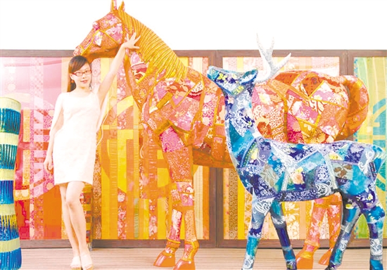 陳勵文用布料拼接制作的馬和鹿。