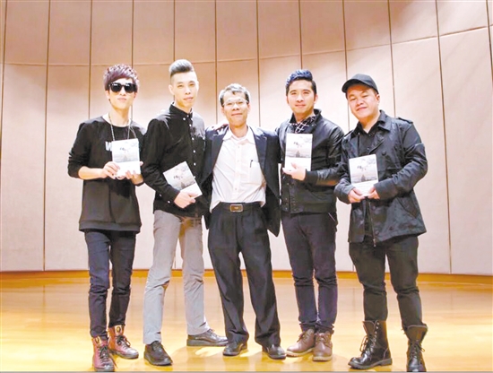 張啟雄與自己打造的桃花樂隊(duì)成員合影。