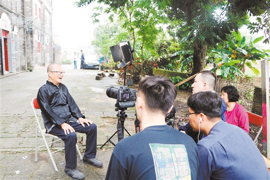 昨日，央視中文國際頻道《國家記憶》欄目攝制組到我市開啟《美國筑路華工》專題片的拍攝，以紀(jì)念華工在美國太平洋鐵路修建過程中作出的巨大貢獻(xiàn)。圖為攝制組采訪陳宜禧的孫子陳永常。諶磊