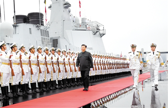 4月23日，在中國人民解放軍海軍70華誕之際，中共中央總書記、國家主席、中央軍委主席習(xí)近平出席在青島舉行的慶祝人民海軍成立70周年海上閱兵活動。圖為習(xí)近平檢閱海軍儀仗隊。新華社