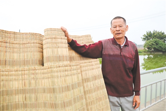 馬銳源與他編織的草席。