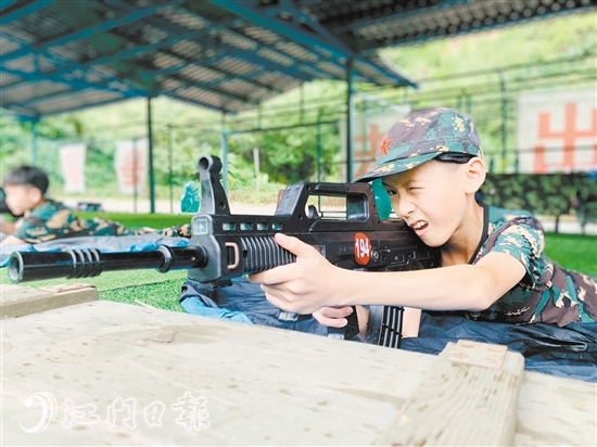 小營(yíng)員們進(jìn)行臥姿射擊訓(xùn)練。