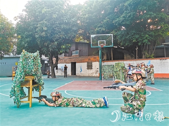 學(xué)生分為紅藍(lán)兩隊(duì)在操場(chǎng)上模擬軍事對(duì)抗。