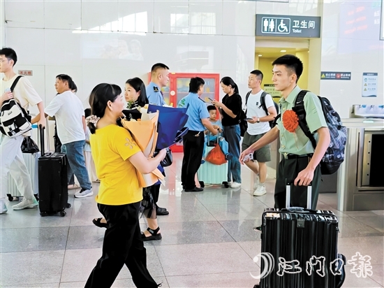 家屬為剛出站的退役軍人獻(xiàn)上花束。