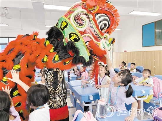 鶴山一中附小邀請醒獅隊到課室送祝福，學(xué)生與醒獅進行互動。陳佩筠