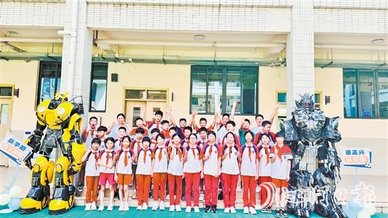 臺山碧桂園學(xué)校老師化身變形金剛迎接學(xué)生到校。