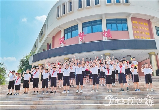 鶴山一中附小的學(xué)生們將寫滿新學(xué)期新愿望的夢想紙飛機擲向高空，放飛夢想。