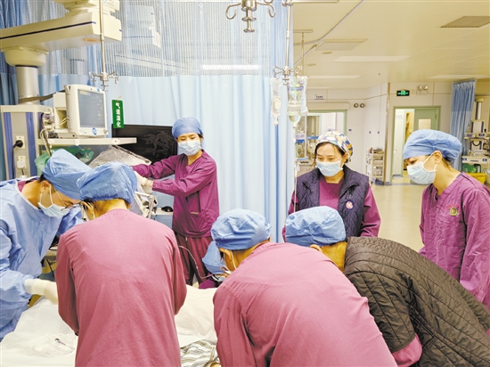 醫(yī)護人員圍著熱射病患者搶救。