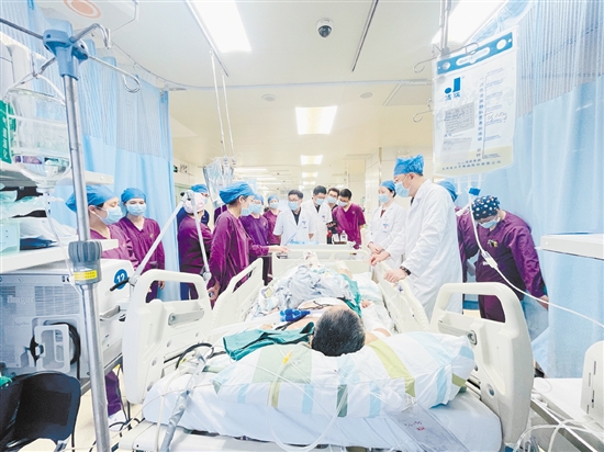 專家教授查房。