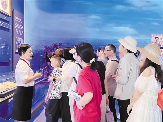 暑假期間，中國僑都華僑華人博物館吸引眾多游客游覽。