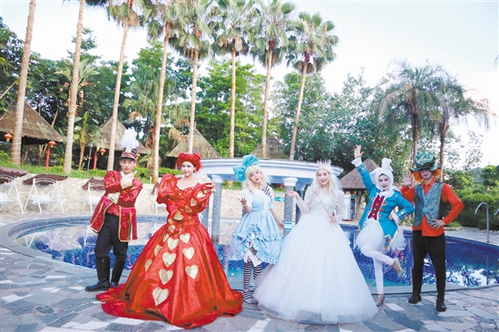 暑假期間，不少溫泉景區(qū)推出劇場表演，吸引廣大游客。