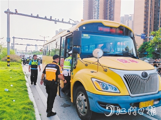 江門市輕騎兵交通志愿服務(wù)隊(duì)志愿者和交警走上校車開(kāi)展交通安全宣傳。 江門市輕騎兵交通志愿服務(wù)隊(duì)志愿者和交警走上校車開(kāi)展交通安全宣傳。