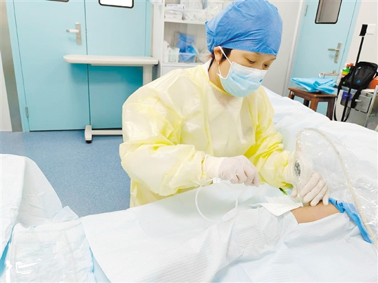 為患者進行超聲引導(dǎo)下PICC置管術(shù)。