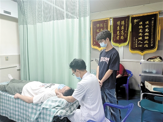 越來(lái)越多年輕人青睞中醫(yī)推拿。