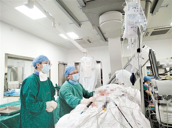 醫(yī)生為患者施行心外膜室速射頻消融術(shù)。