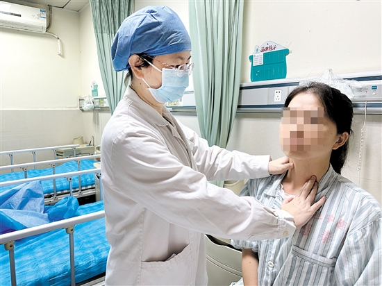 醫(yī)生幫患者檢查甲狀腺。