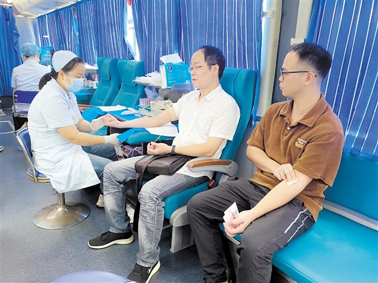 熱心市民積極捐獻(xiàn)熱血。