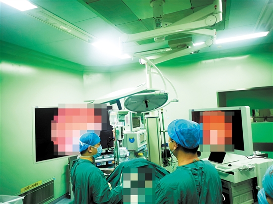 醫(yī)生為患者進行手術(shù)治療。