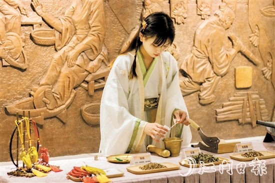 穿上古代服裝體驗(yàn)中藥香囊制作。
