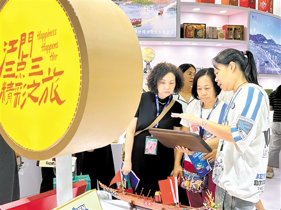 工作人員向觀眾介紹文創(chuàng)產(chǎn)品。