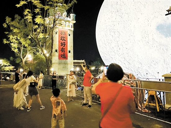 市民游客在赤坎華僑古鎮(zhèn)拍照留念。