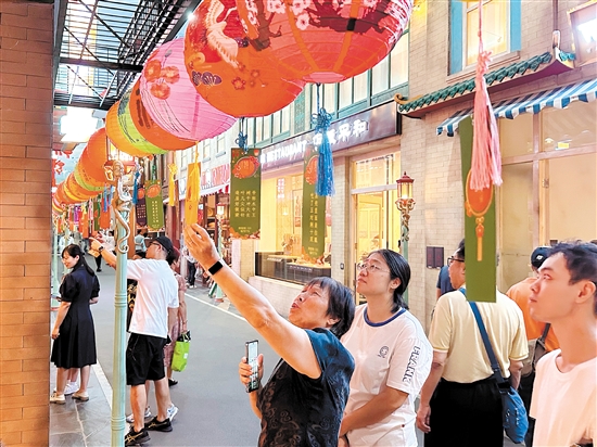 市民游客在中國僑都華僑華人博物館猜燈謎。