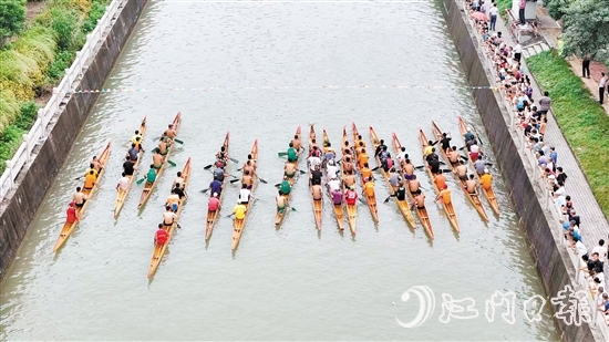 中秋假期，外海街道開(kāi)展五人艇爭(zhēng)霸賽訓(xùn)練賽，吸引群眾駐足觀賽。劉瓊