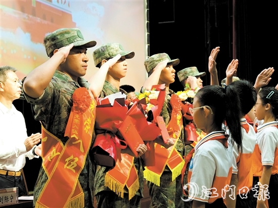 小學生代表向入伍新兵代表獻上鮮花。