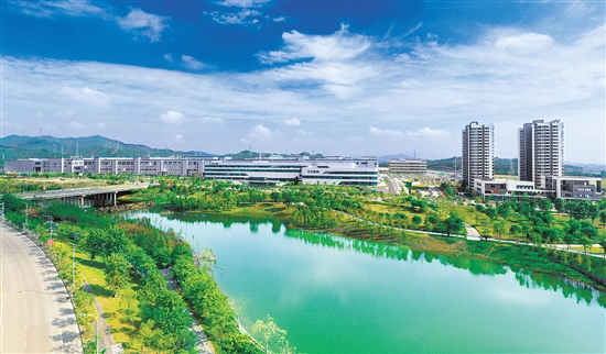 新會智造產(chǎn)業(yè)園鳳山湖園區(qū)納入江門市大型產(chǎn)業(yè)集聚區(qū)北組團(tuán)范圍，是中歐（江門）中小企業(yè)國際合作區(qū)的重要組成部分，同時(shí)納入省產(chǎn)業(yè)轉(zhuǎn)移工業(yè)園管理，已落戶項(xiàng)目7個(gè)（投試產(chǎn)項(xiàng)目4個(gè)），2023年實(shí)現(xiàn)規(guī)上工業(yè)產(chǎn)值約22.65億元。