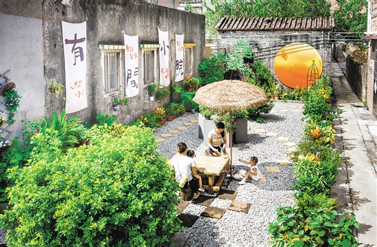 大澤鎮(zhèn)蓮塘村是廣東省“百千萬工程”典型村，該村把推進(jìn)“美麗庭院”建設(shè)作為婦女群眾參與實(shí)施“百千萬工程”的有效途徑，助力農(nóng)村人居環(huán)境改善和鄉(xiāng)風(fēng)文明提升。