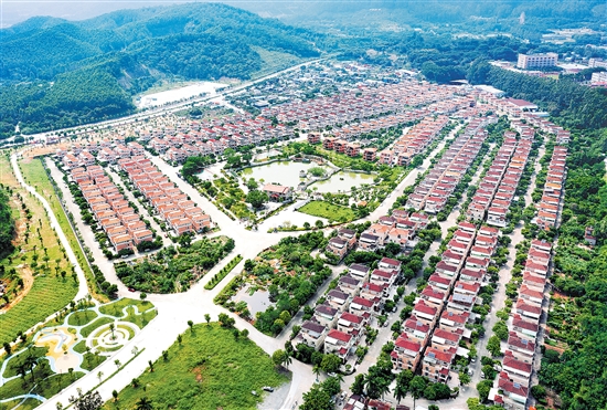 2023年，會城街道奇榜村集體收入突破6000萬元。圖為奇榜新村按園林小區(qū)模式整體規(guī)劃、統(tǒng)一標(biāo)準(zhǔn)建設(shè)的401幢農(nóng)民別墅。