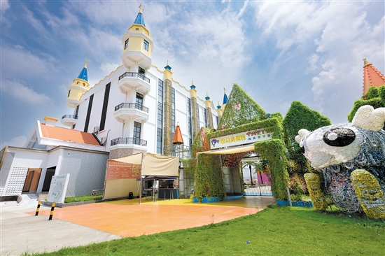 雙水鎮(zhèn)巴貝高親子樂園由江門市巴貝高農(nóng)業(yè)有限公司投資1.2億元盤活雙水龍脊村土地打造的農(nóng)旅綜合體（雙水迪士尼），它將親子娛樂、住宿、培訓(xùn)與創(chuàng)意農(nóng)業(yè)、農(nóng)事體驗(yàn)、田園社區(qū)有機(jī)結(jié)合,