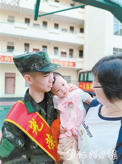 張城昊與依依不舍的妹妹。