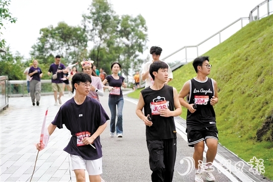 活動中，江海市民通過奔跑傳遞愛心。受訪者供圖