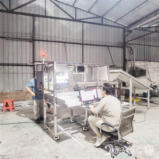 鷹視光電工作人員正在對(duì)AI視覺(jué)檢測(cè)設(shè)備進(jìn)行調(diào)試。