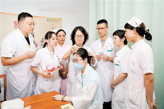 “簡(jiǎn)便驗(yàn)廉”的中醫(yī)藥服務(wù)，受到百姓歡迎。