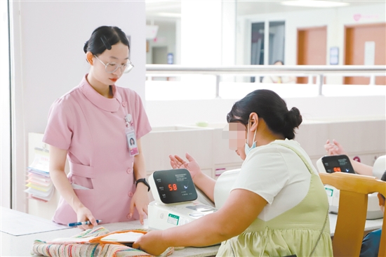 醫(yī)護(hù)人員對孕婦進(jìn)行相關(guān)檢查。