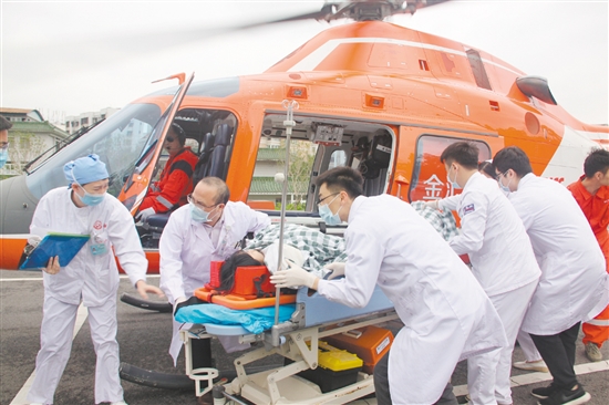 2017年，全市首例“空中120”急救病人成功轉(zhuǎn)運(yùn)。