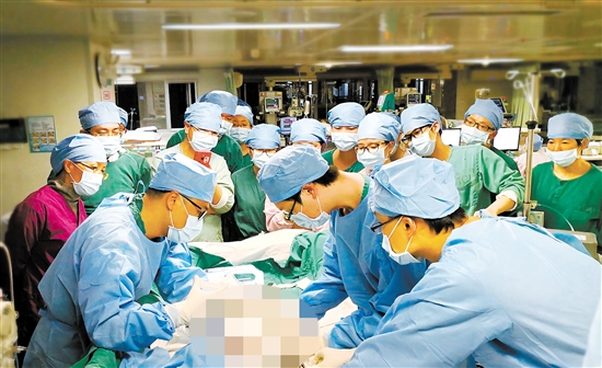 江門市首例應(yīng)用VV-ECMO救治重癥肺炎患者。