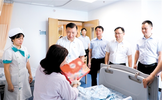 江門市人民醫(yī)院領(lǐng)導(dǎo)探望患者。