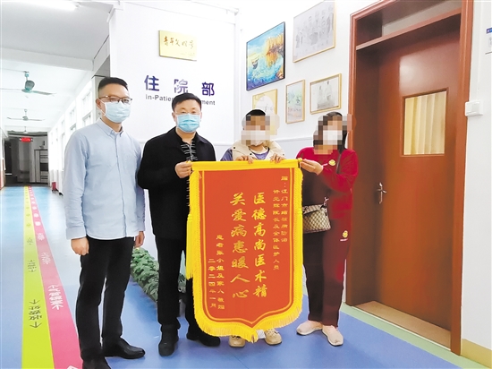 患者康復(fù)后向江門市結(jié)核病防治所贈送錦旗表示感謝。