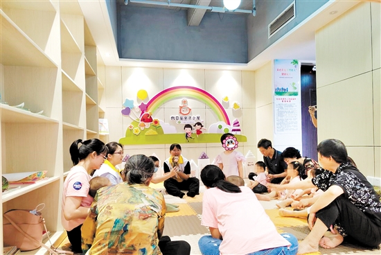 “向日葵親子小屋”定期開放公益課。