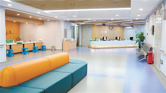 江門市第二人民醫(yī)院寬敞明亮、布局清晰的健康管理中心。