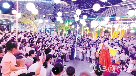 白水帶繽紛樂園內(nèi)，精彩節(jié)目層出不窮，吸引游客觀看。受訪者供圖