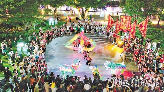 夜光龍?jiān)谝箍罩蟹v，金光閃閃，威武霸氣。付師華