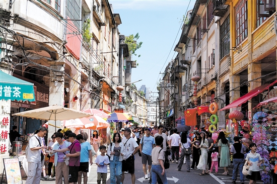 國慶假期，長堤歷史文化街區(qū)游人如織。