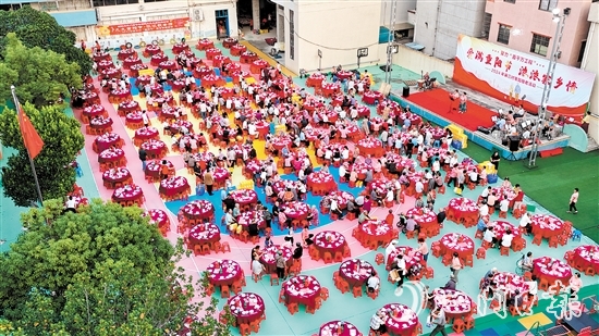 外海街道麻三村開展慈善敬老宴，現(xiàn)場十分熱鬧。