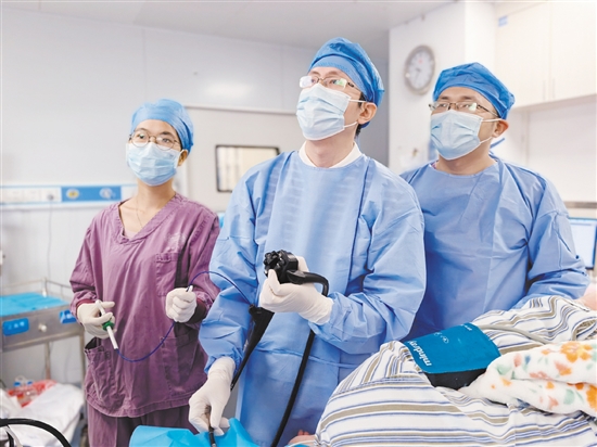 消化內(nèi)科團(tuán)隊(duì)成功為患者微創(chuàng)切除胃底腫瘤。