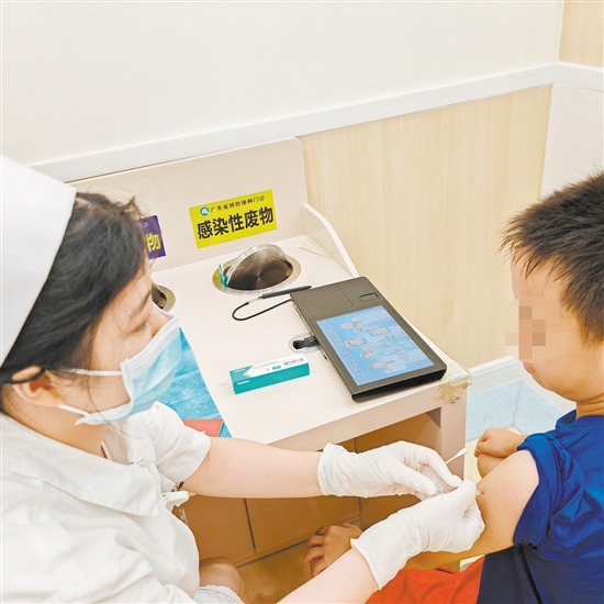 醫(yī)護人員為孩子接種流感疫苗。