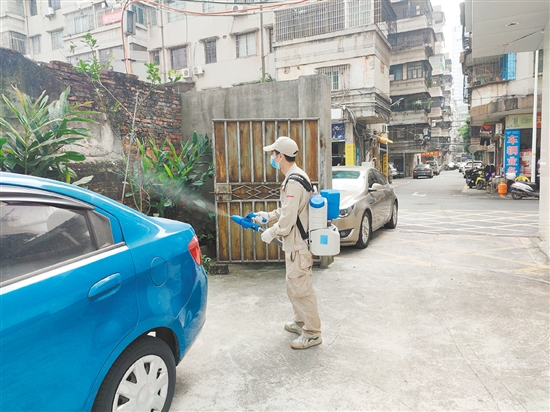 工作人員進行環(huán)境消殺以防控登革熱。